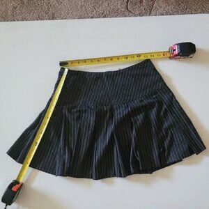 Diane vonFurnstenberg size 4 pleated grey striped mini skirt